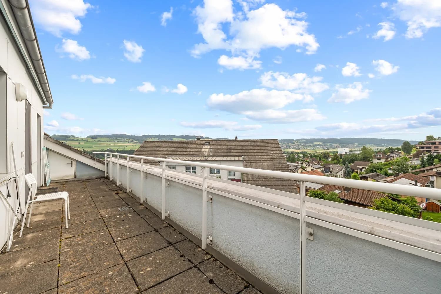 GROSSZÜGIGE 5.5 ZIMMER DACHWOHNUNG MIT AUSBAUMÖGLICHKEITEN