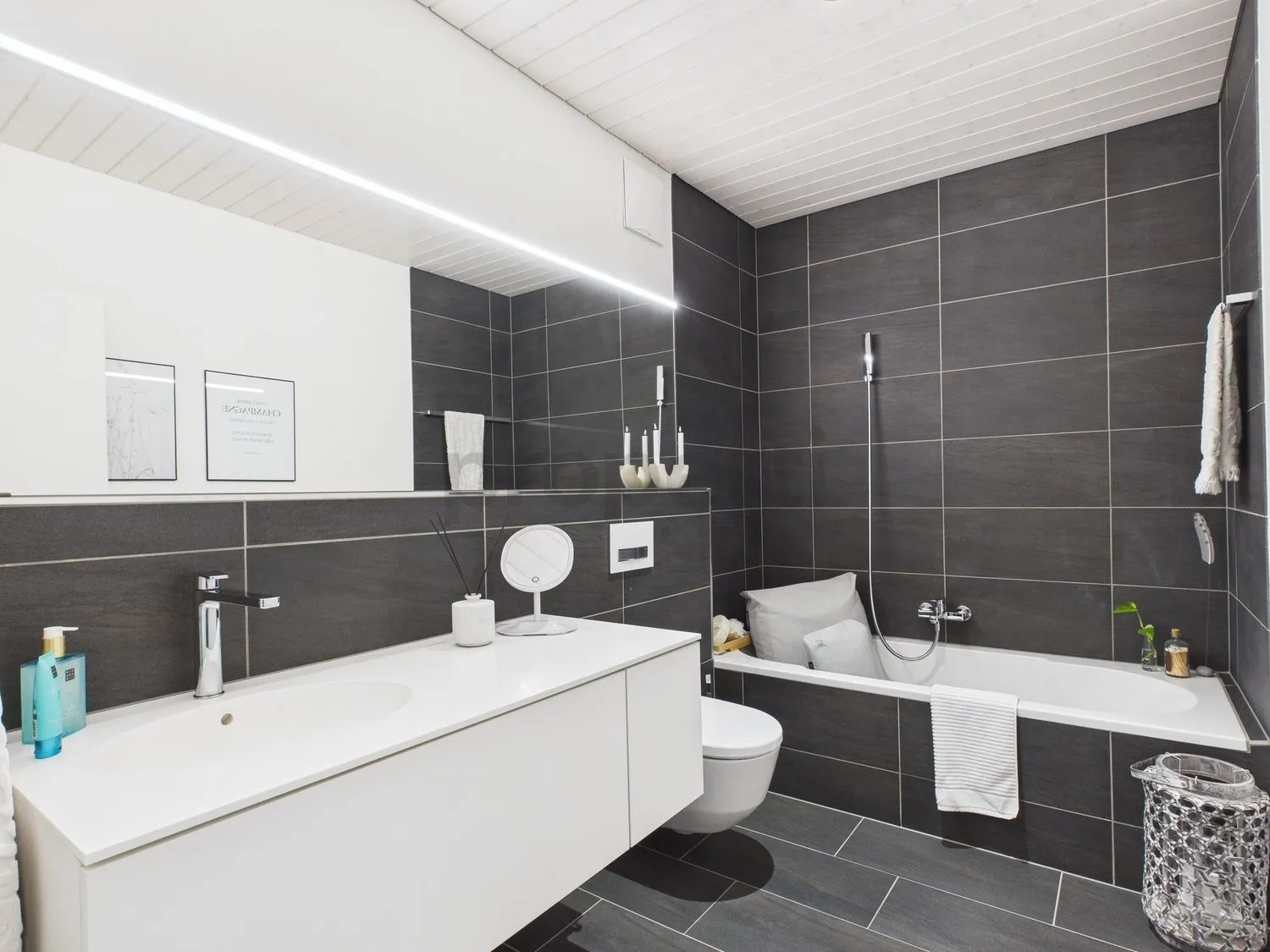 Moderne 5.5-Zimmer Dachwohnung in Erlinsbach mit wunderschöner Terrasse, von wo Sie die Abendsonne geniessen können