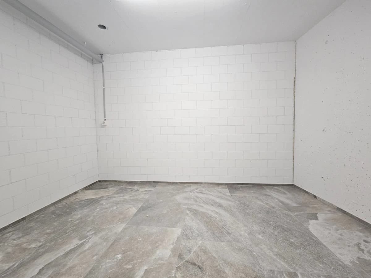 NEUBAU AN TOPLAGE MIT GROSSZÜGIGEM SITZPLATZ (40 M²) SOWIE EIGENER WASCHKÜCHE UND KELLER (17,4 M²). DIE WOHNUNG KANN AUF WUNSCH AUCH MÖBLIERT GEMIETET WERDEN.