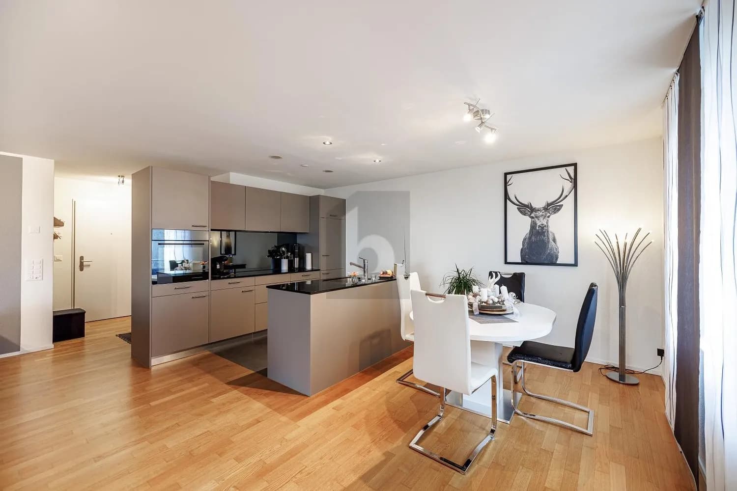 MODERN MIT BLICK INS GRÜNE