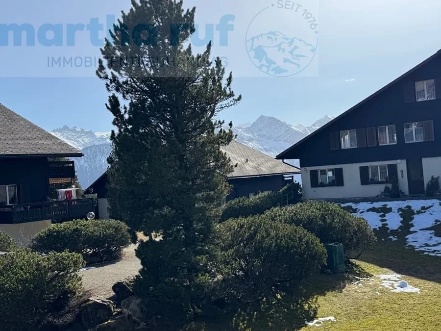 ruhige & moderne 2.5-Zim.-Ferienwohnung mit grossem Eckbalkon