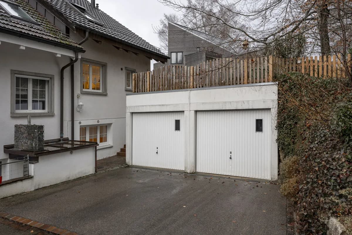 4.5-Zimmer Einfamilienhaus mit zwei Einzelgaragen