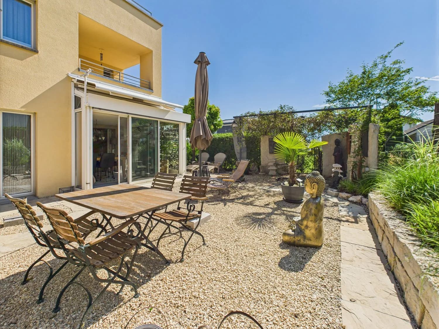 Grosszügige Haushälfte in ruhigem Wohnquartier mit Top-Anbindung an zentrumsnaher Lage