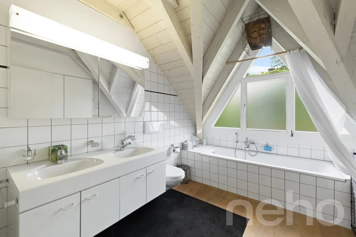 Zweifamilienhaus mit Atelier an zentraler Lage in Orpund bei Biel BE