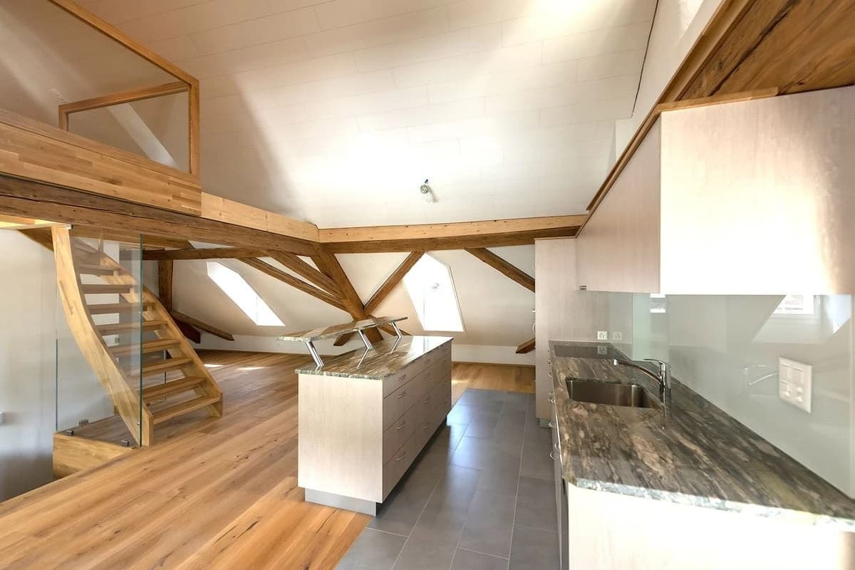 Grosse, moderne Dachwohnung mit direktem Liftzugang