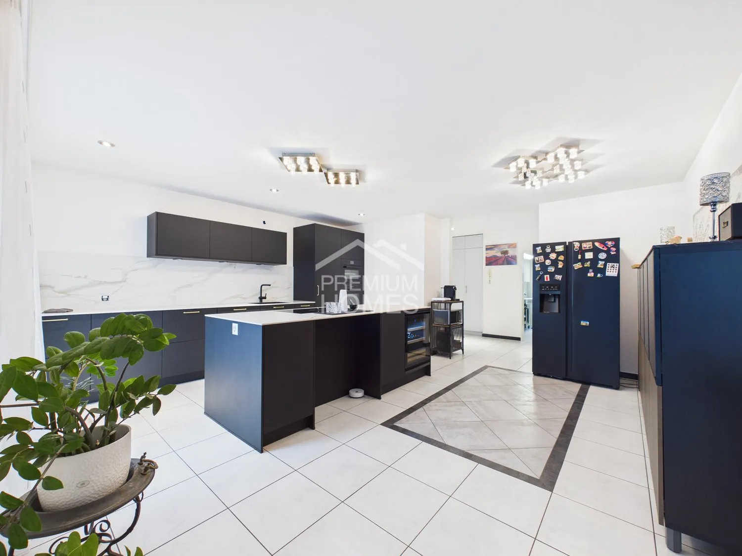 Moderne Gartenwohnung mit Kochinsel, Weinschrank & viel Licht