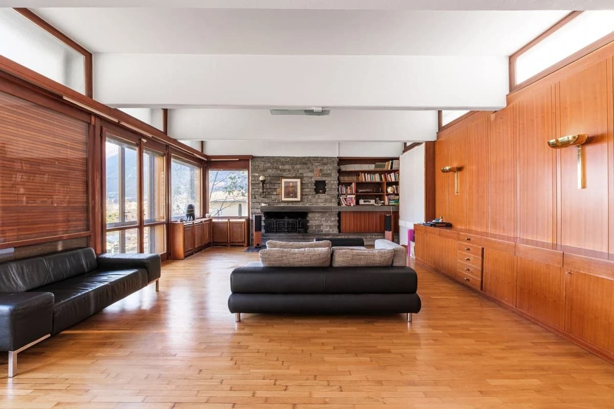 Villa mit grossem Grundstück und Landreserve (R2) / Villa con ampio terreno e riserva edificabile (R2) / Villa with large plot and development reserve (R2)