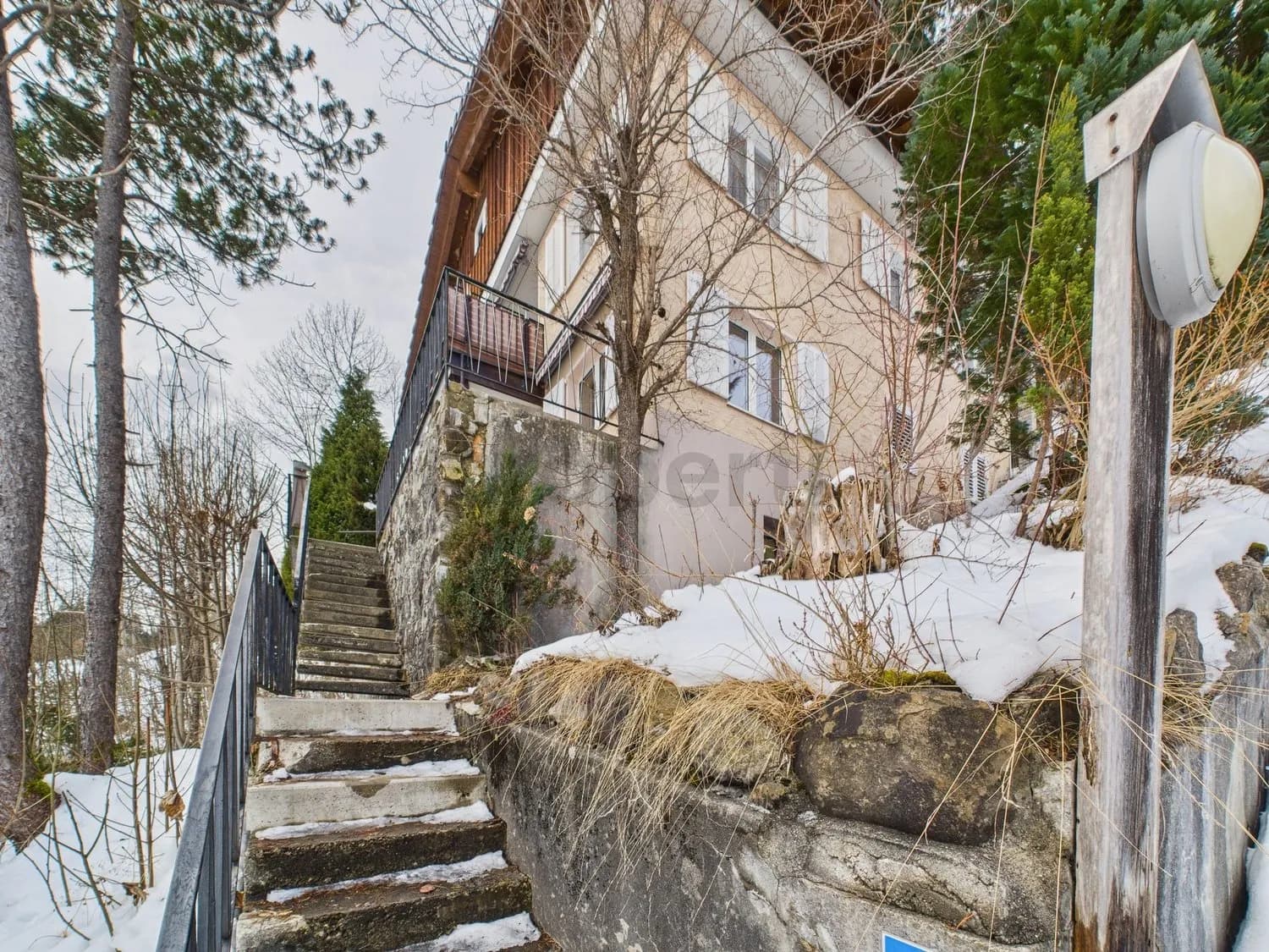 Geräumiges 7-Zimmer-Mehrfamilienhaus mit idealer Lage nahe Schule und Einkauf, Oberiberg