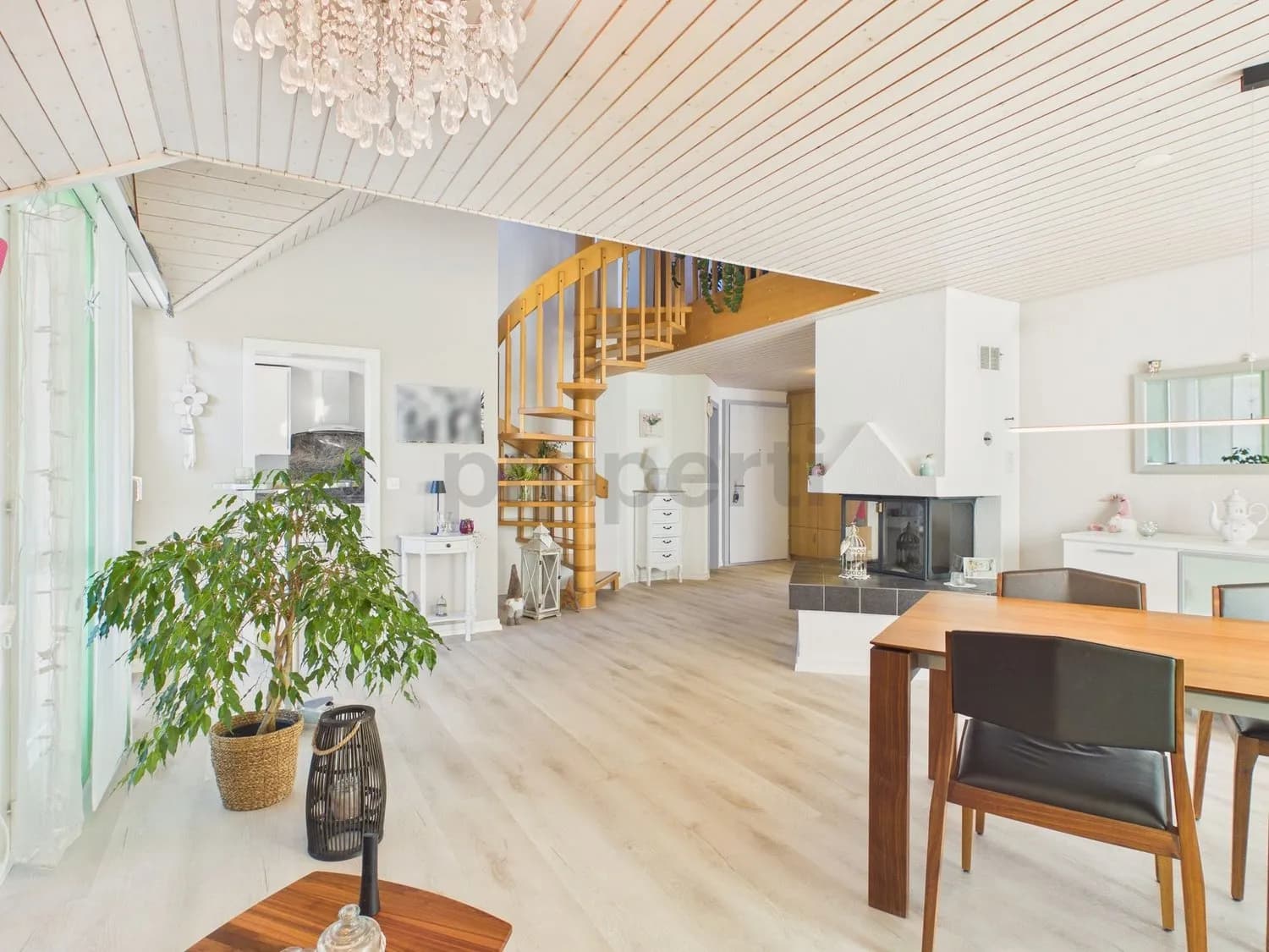 Helle 5.5-Zimmer-Maisonette-Eigentumswohnung mit Galerie in Emmen, Kanton Luzern