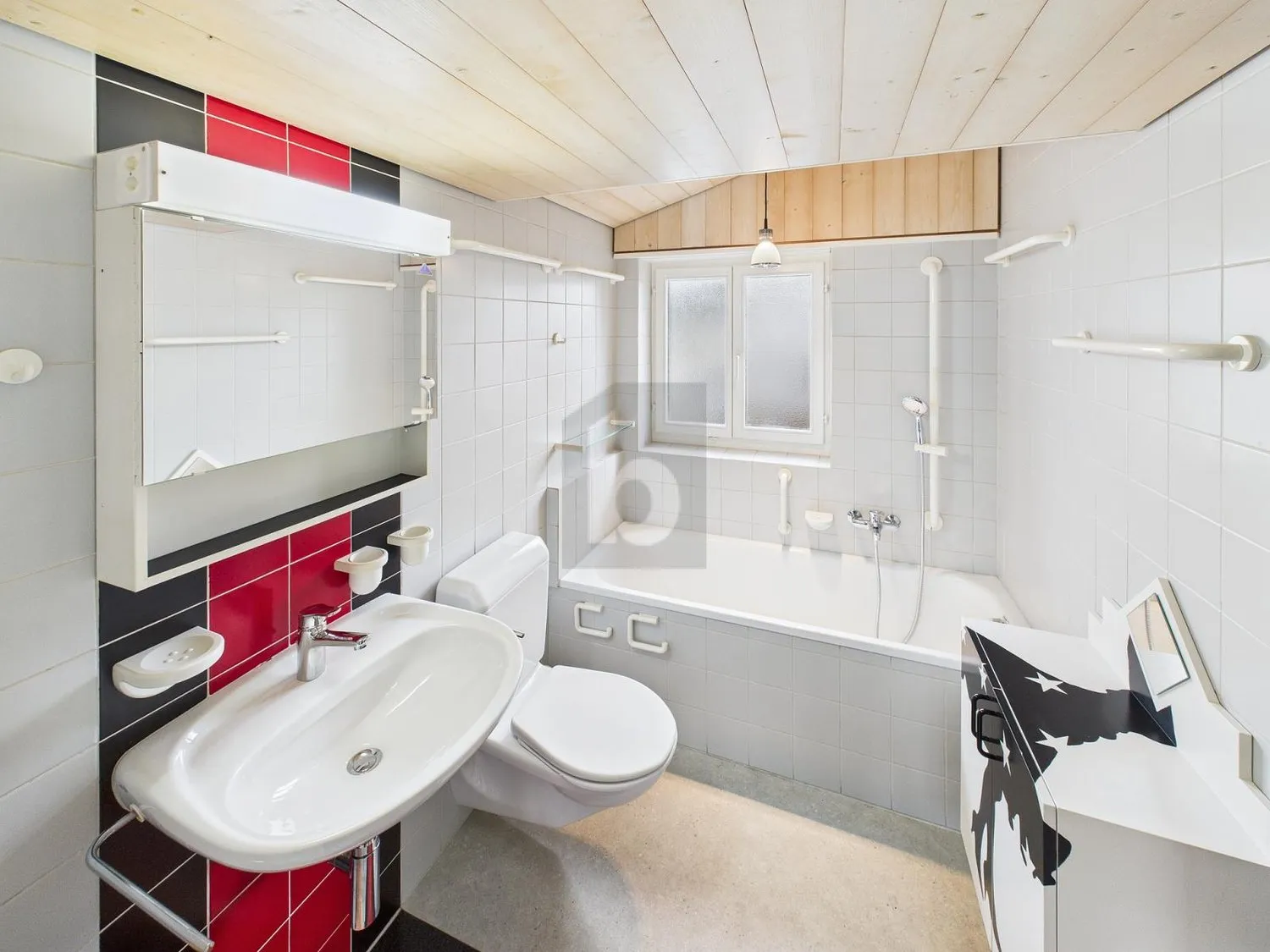 LICHTDURCHFLUTET MIT HOHEN DECKEN