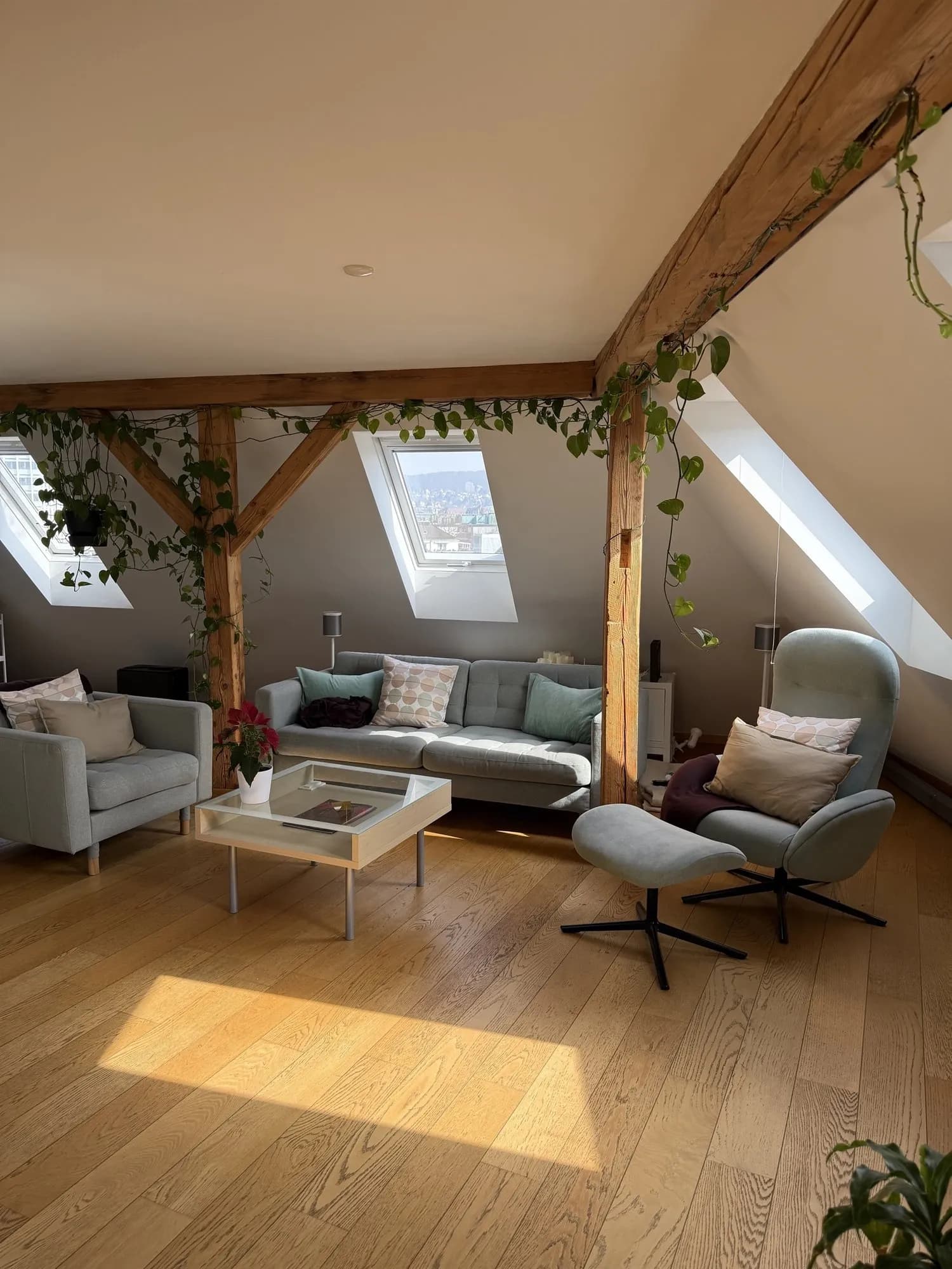 Sanierter Altbau am Bahnhof Enge