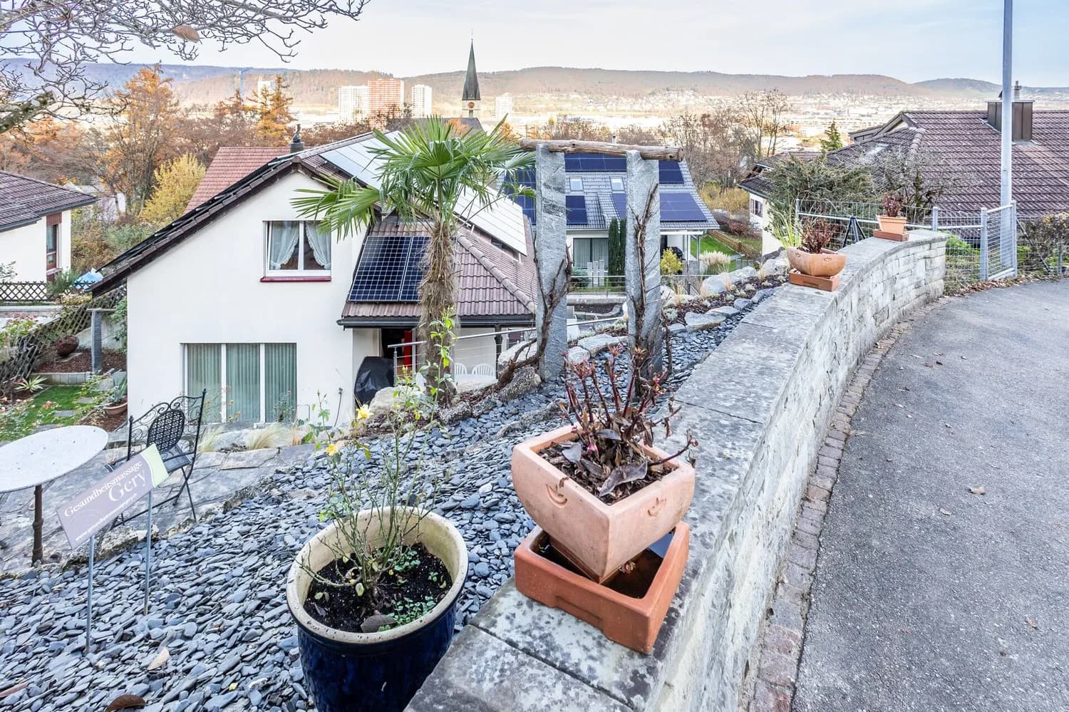 Grosses Einfamilienhaus in oberster Lage mit Blick übers Limmattal