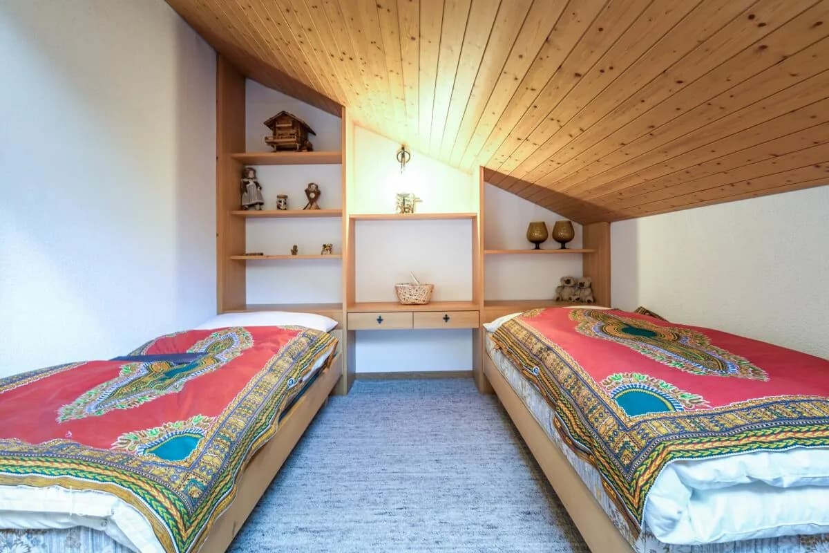 Ruhige Dachwohnung unweit der Thermen - möbliert & einzugbereit