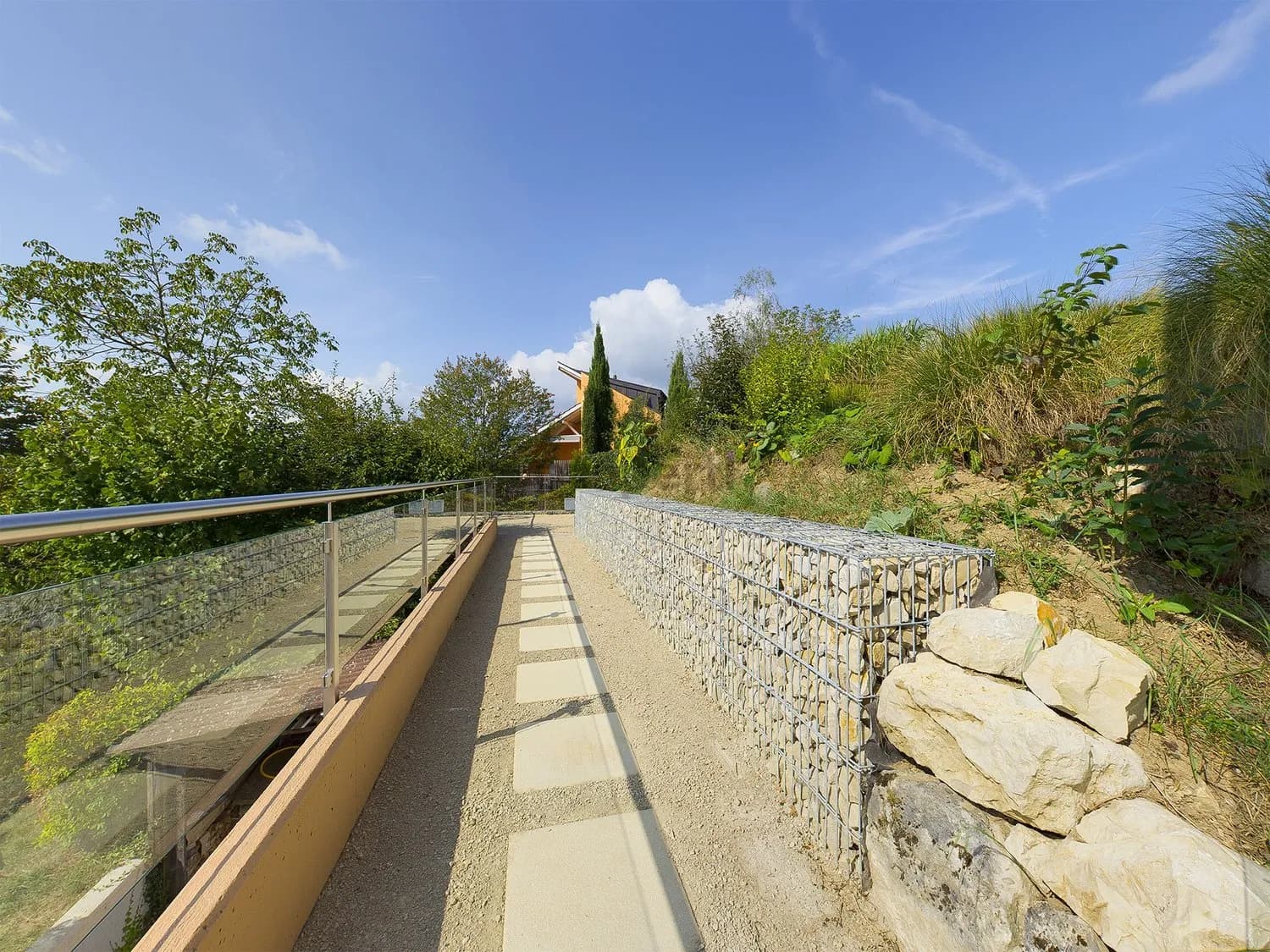 Leben wie im Einfamilienhaus - ruhig gelegene, moderne 3.5 Zimmer Wohnung mit eigenem Gartensitzplatz