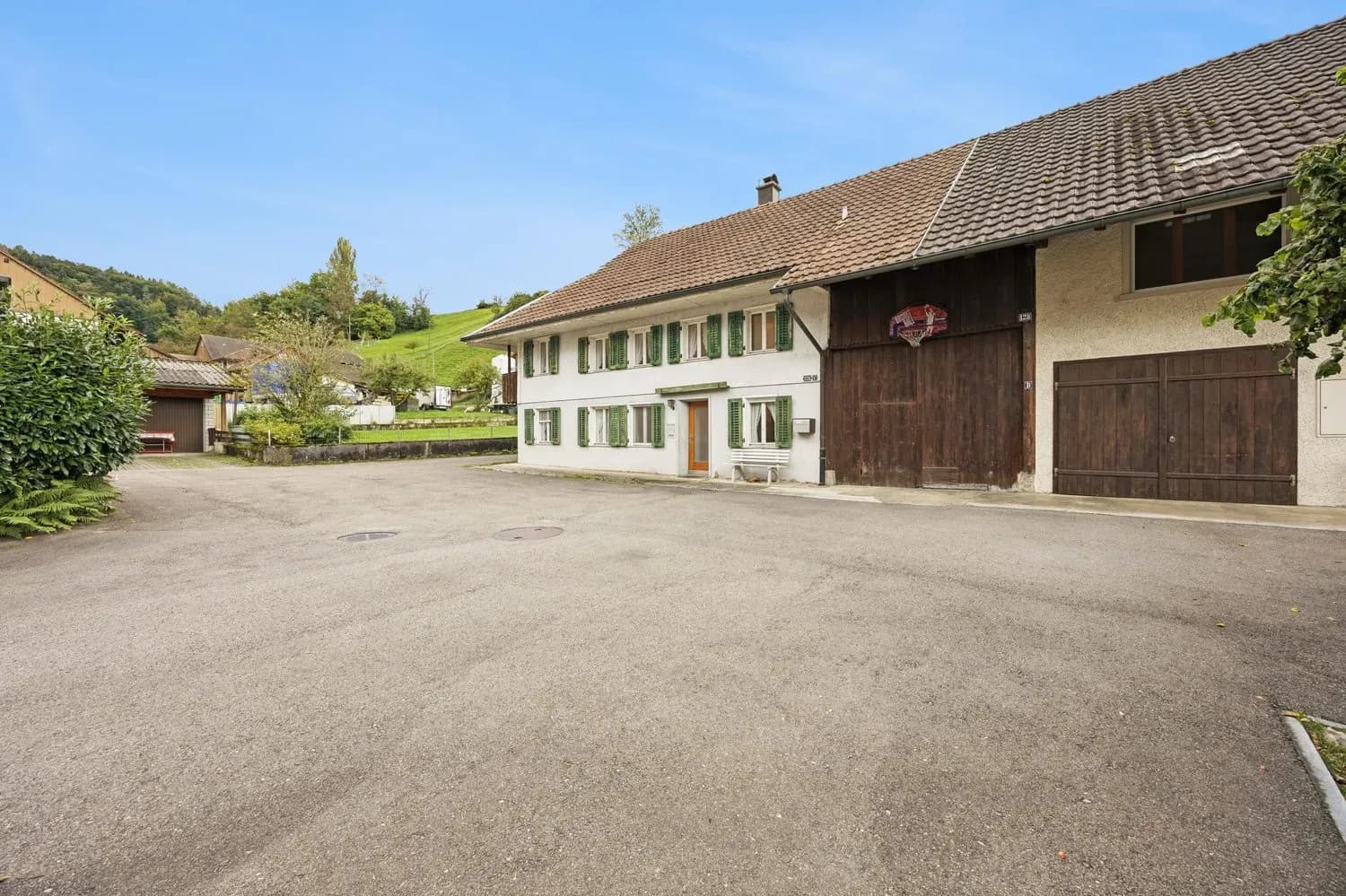 Grosszügiges 7-Zimmer-Haus in Leibstadt mit grosser Dachterrasse und viel Potenzial