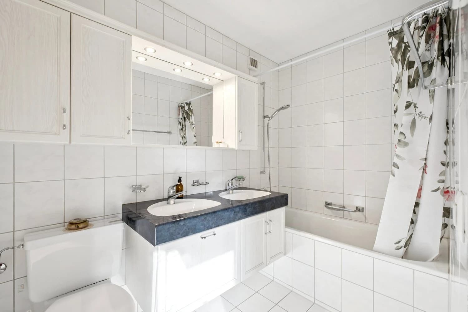 CHARMANTE 2.5-ZIMMER-WOHNUNG MIT AUSSICHT IN FEUSISBERG