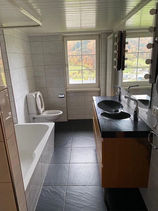 Neu renovierte 5.5-Zimmer-Eigentumswohnung mit Lift, Brunnadern