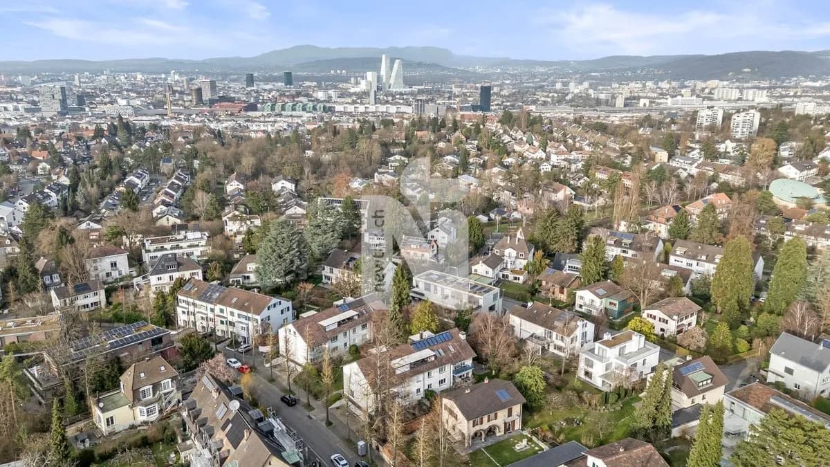 Familienfreundliche Gartenwohnung mit Balkon, eigenem Garten, Garagenbox und zusätzlichem Hobbyraum in bester Lage auf dem Bruderholz