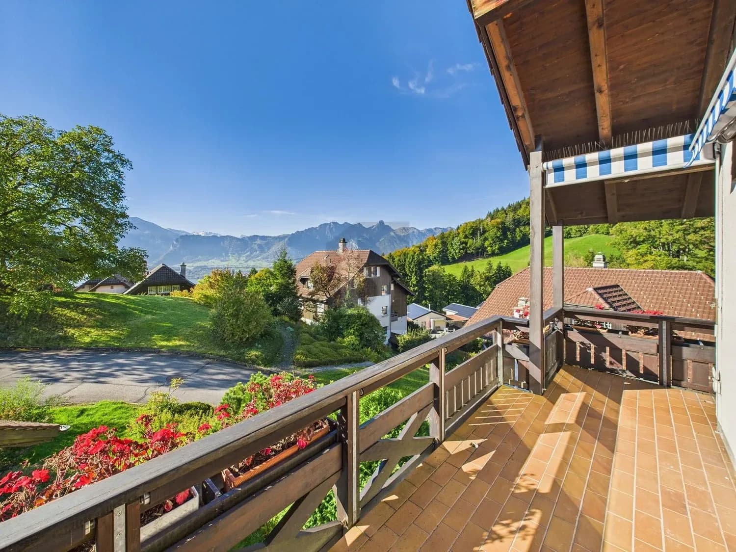 SONNIGE UND RUHIGE RARITÄT MIT GALERIE