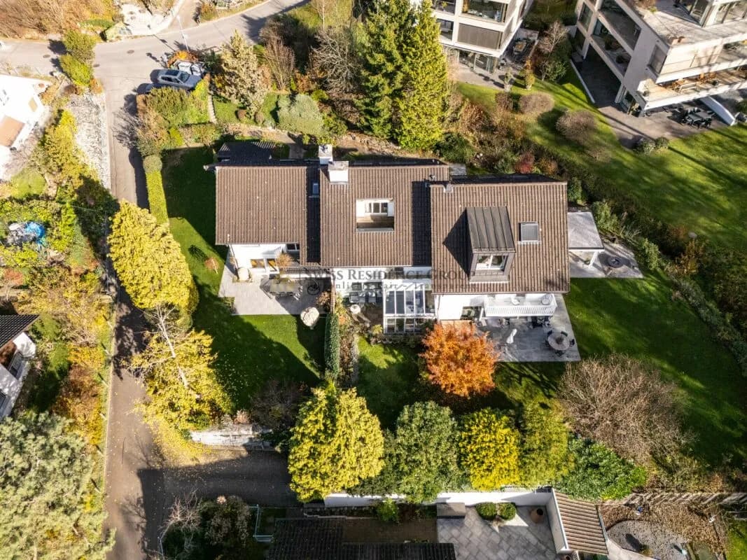 Sonniger Wohntraum an der Goldküste - grosszügiges 5.5-Zimmer-Reihenhaus am Waldrand