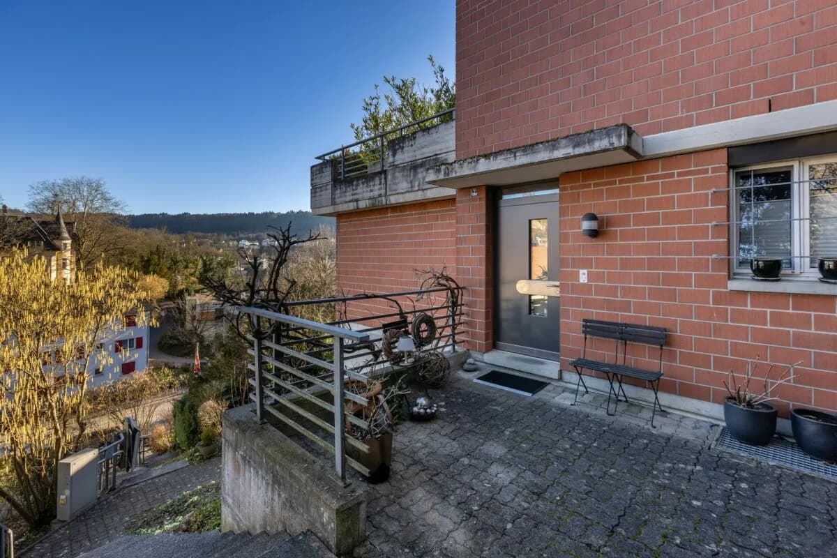 Grosse Sonnenterrasse plus Cheminée im exklusives Terrassenhaus beim Lindli