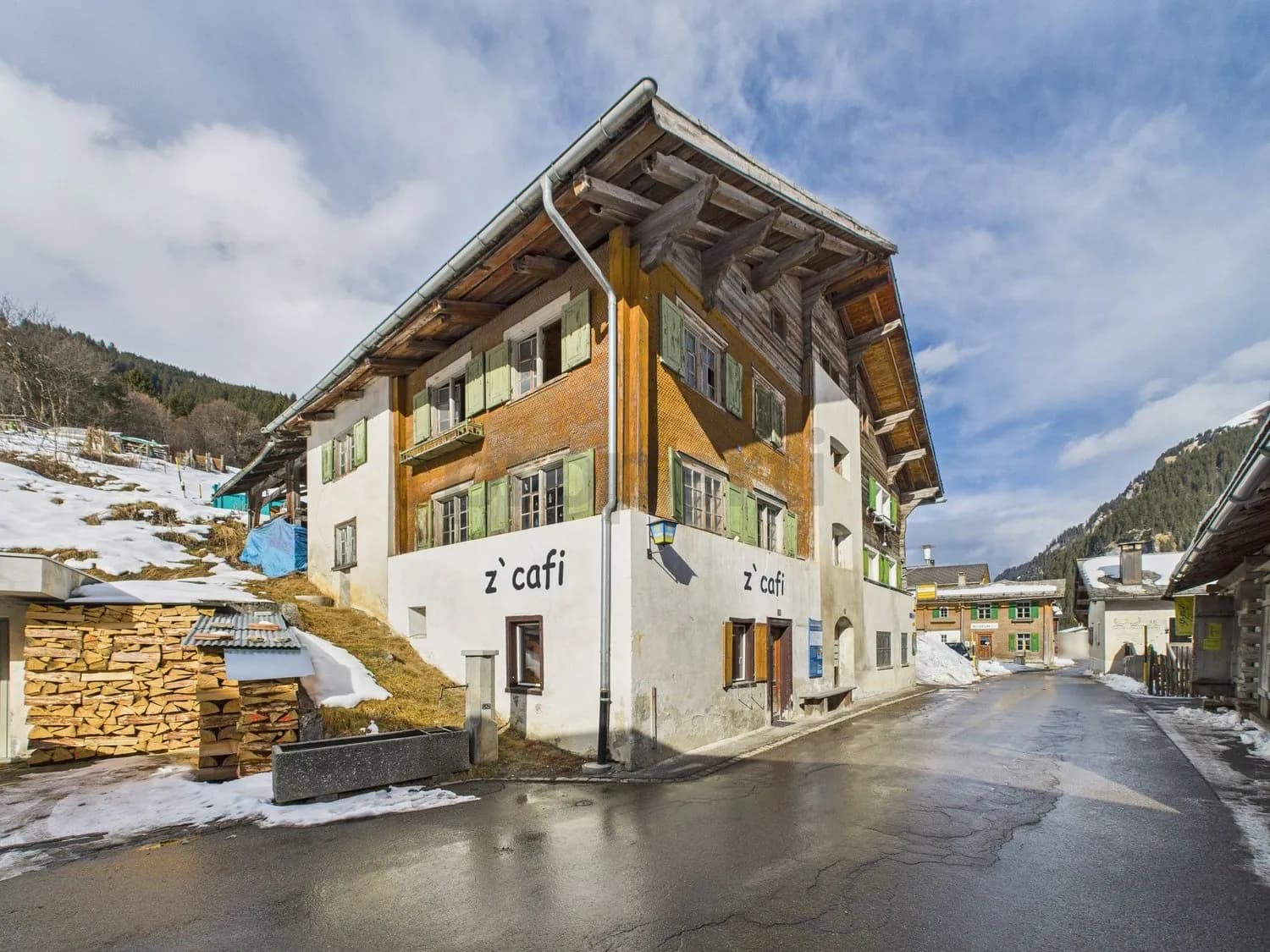 Charmantes 12-Zimmer-Einfamilienhaus mit Gewoelbekeller, Safien Platz