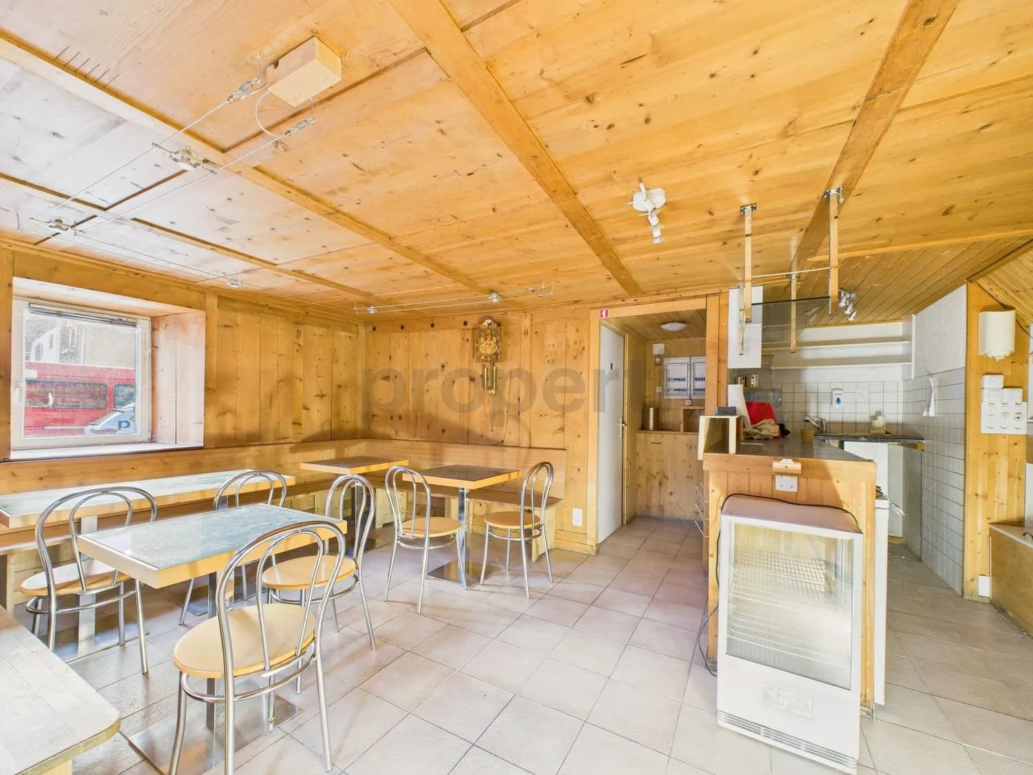 Charmantes 12-Zimmer-Einfamilienhaus mit Gewoelbekeller, Safien Platz