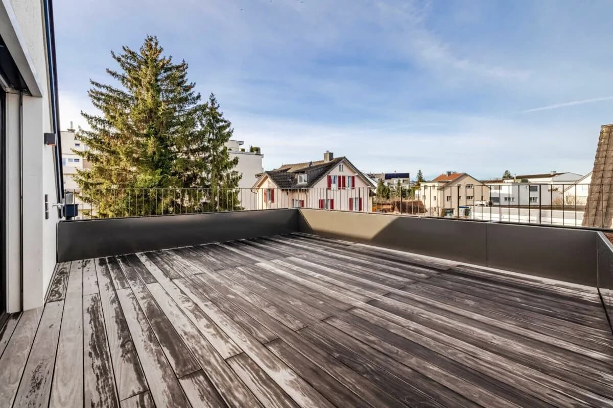 Erstbezug Neubau: Design, Licht & Komfort - Exklusive 5.5 Zimmer-Dachattikawohnung im beliebten Horn