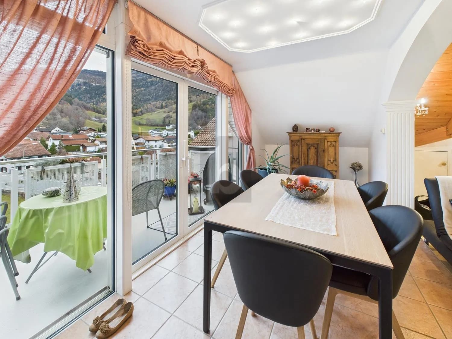 BEHAGLICHES WOHLFÜHLAMBIENTE