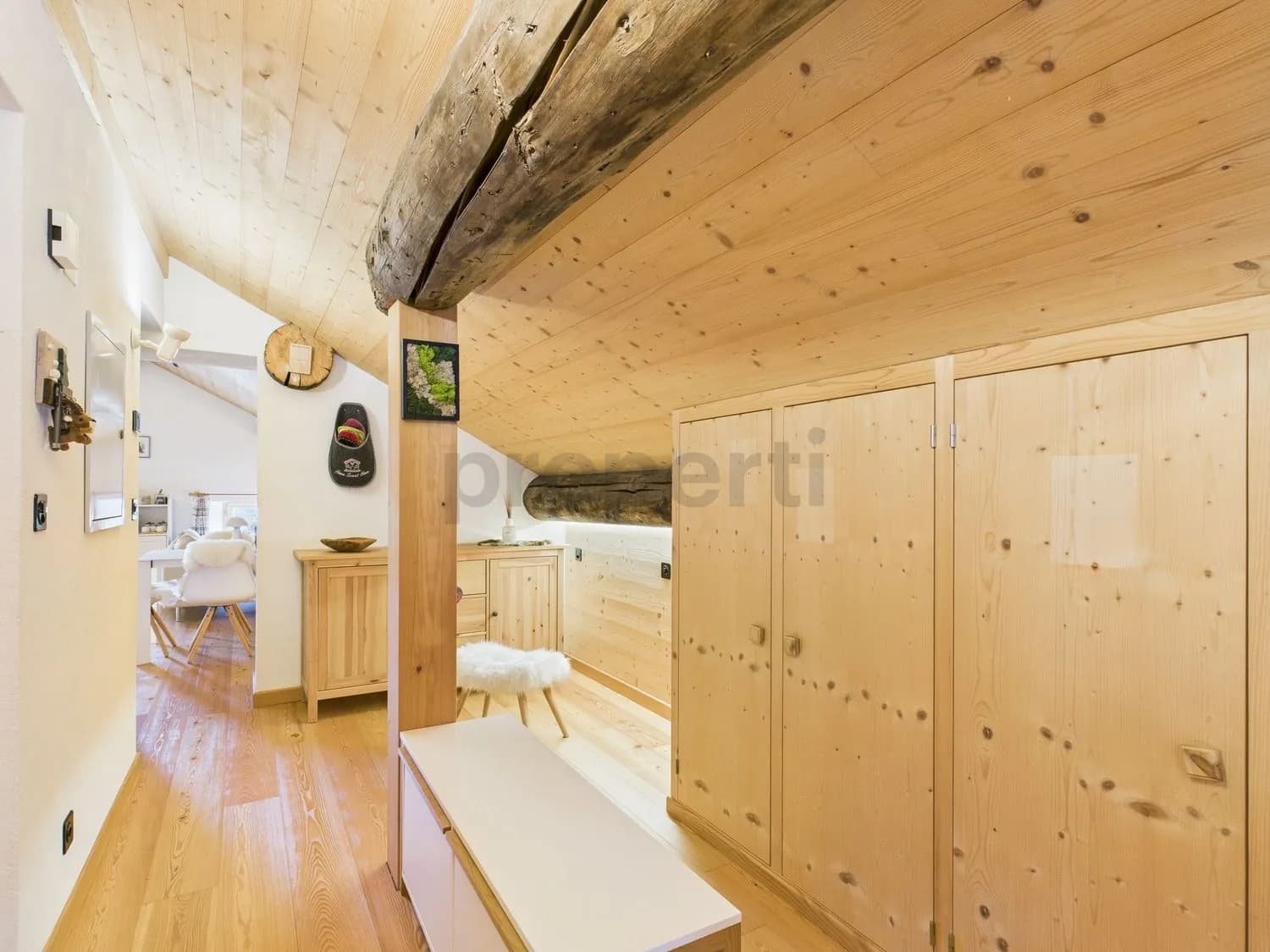 Tradition trifft Komfort: 2.5 Zimmer Zweitwohnung in Nufenen  naturverbunden und doch modern