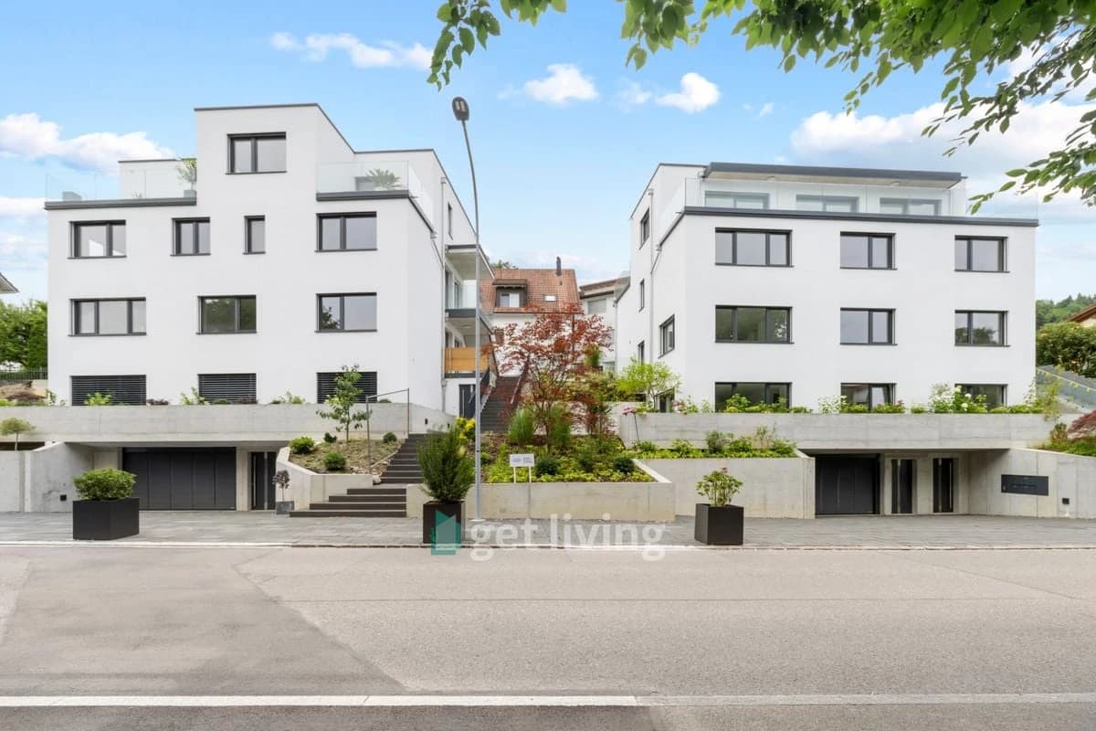 NEUBAU AN TOPLAGE MIT GROSSZÜGIGEM SITZPLATZ (40 M²) SOWIE EIGENER WASCHKÜCHE UND KELLER (17,4 M²). DIE WOHNUNG KANN AUF WUNSCH AUCH MÖBLIERT GEMIETET WERDEN.