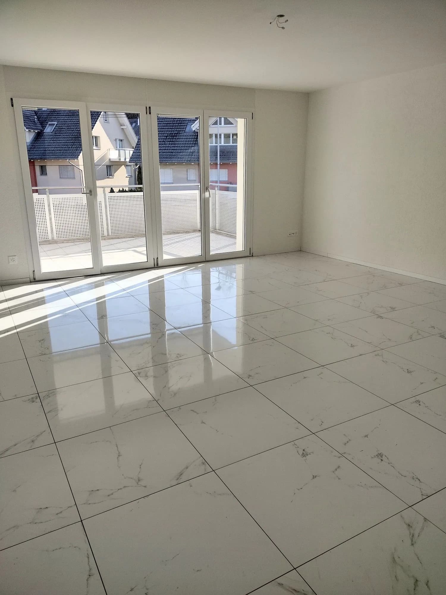 Moderne 5.5-Zimmer-Wohnung mit Lift und viel Licht in Egg