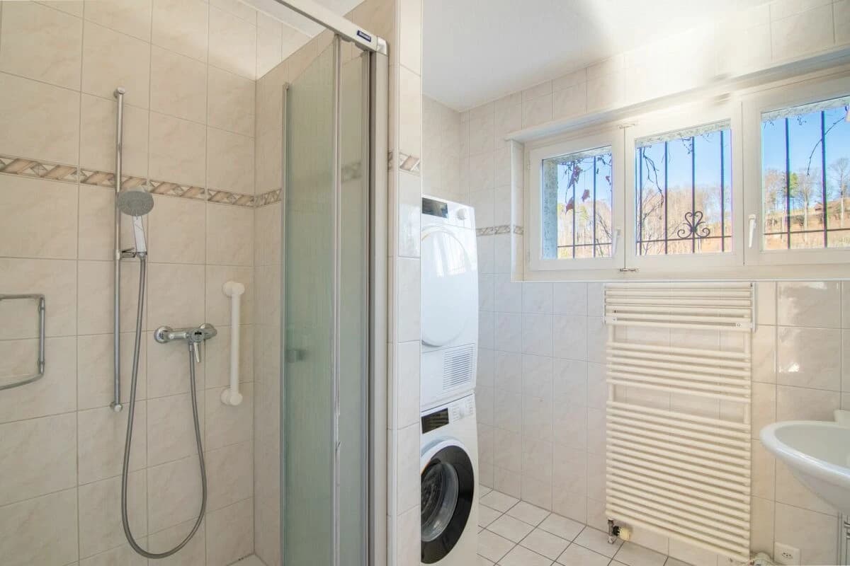 Grosszügiges 6-Zimmer Doppeleinfamilienhaus mit Landhauscharakter und sonnigem Garten in ruhiger Lage nahe Bern.