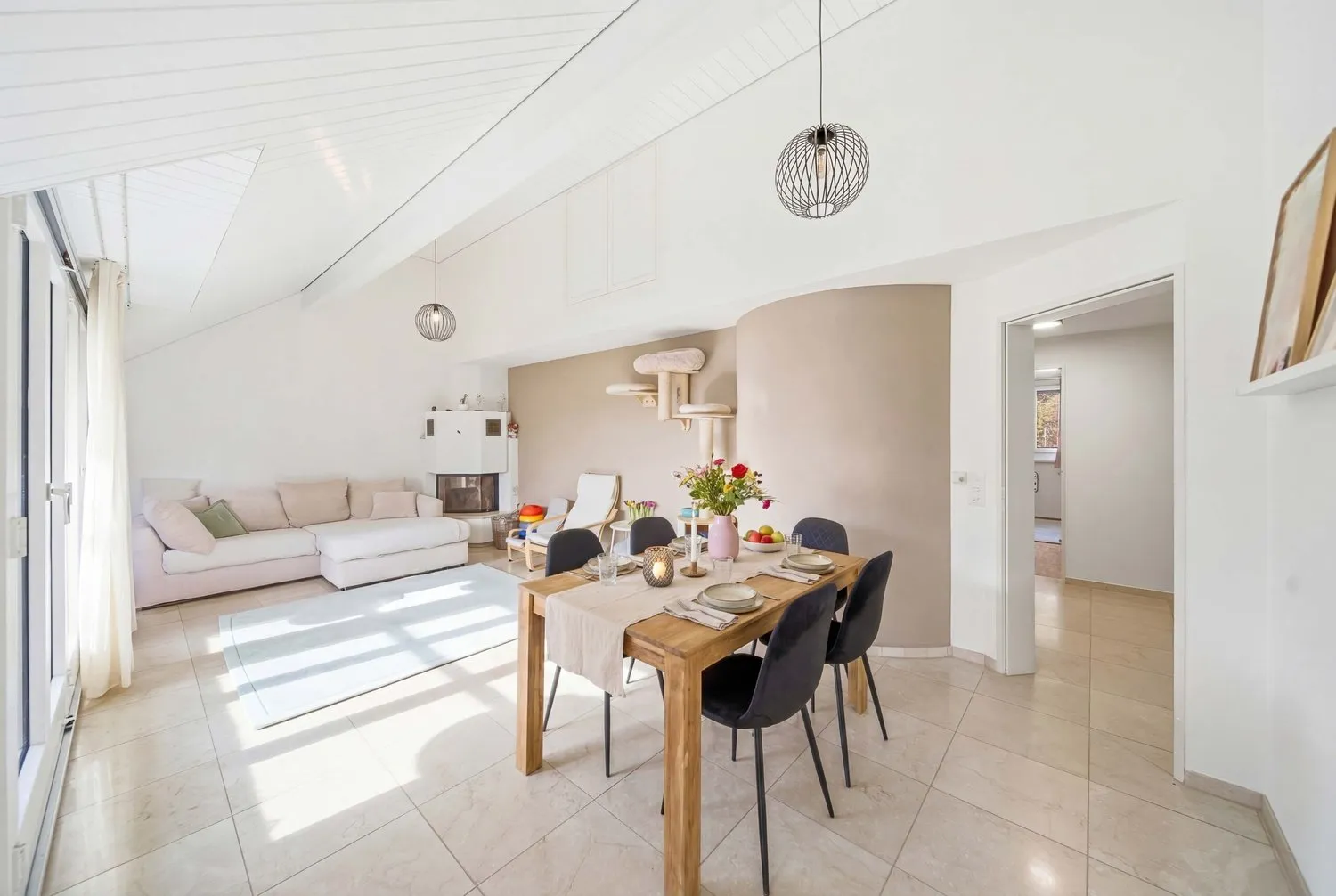 WOHNKOMFORT AUF ZWEI EBENEN - 4.5 ZIMMER MAISONETTE NUR WENIGE MINUTEN VON DER STADT