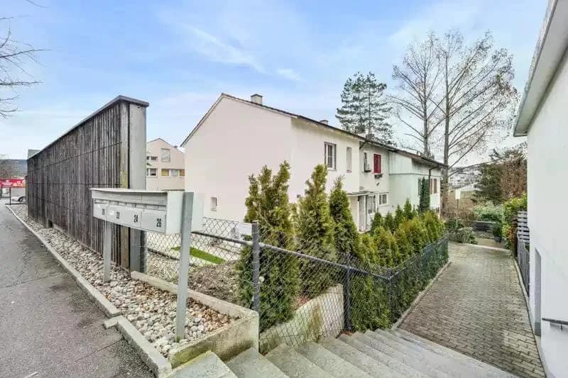 Helles 4.5-Zi.-Reiheneckhaus mit Garten & Pool in Oberwil BL