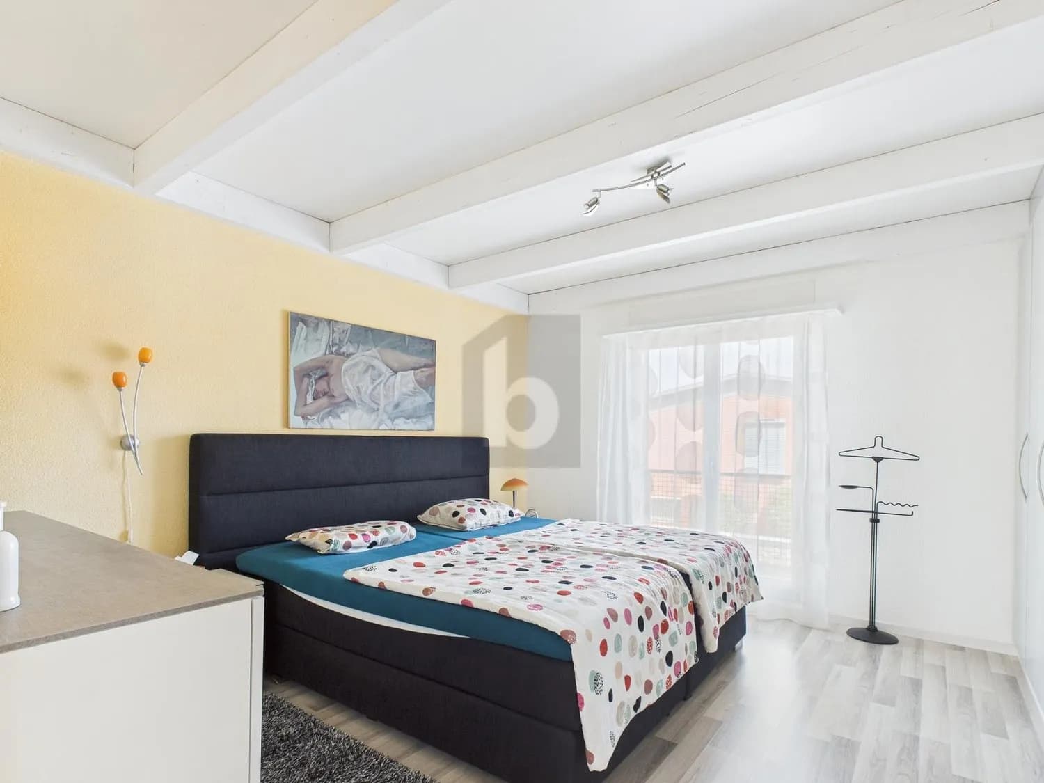 LICHTDURCHFLUTET MIT PARADIESISCHEM GARTEN