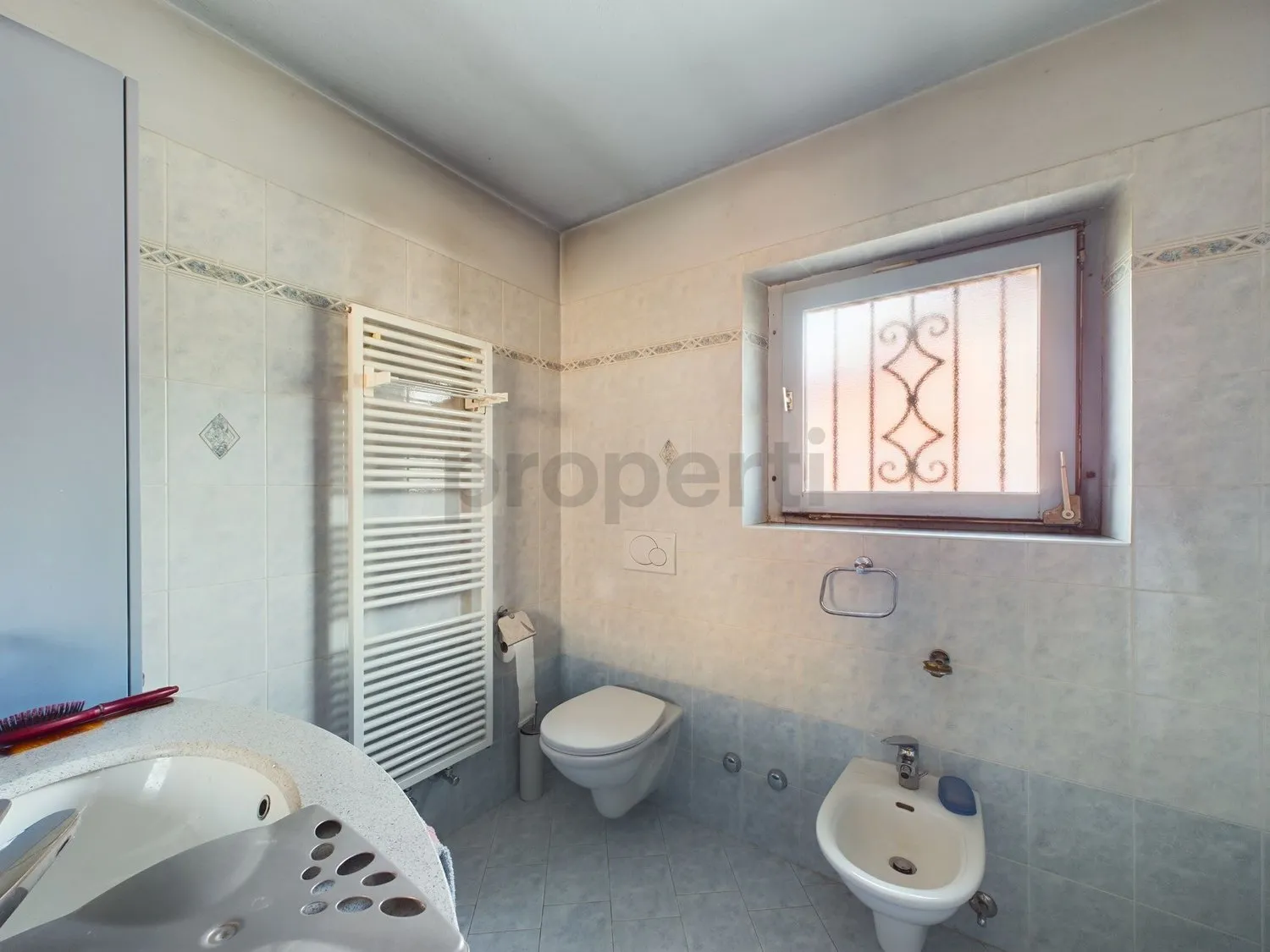 Modernes 7.5-Zimmer-Einfamilienhaus in Caslano mit Blick ins Grüne / Vendiamo casa indipendente 7.5 a Caslano - bellissimo quartiere vicino al Lago