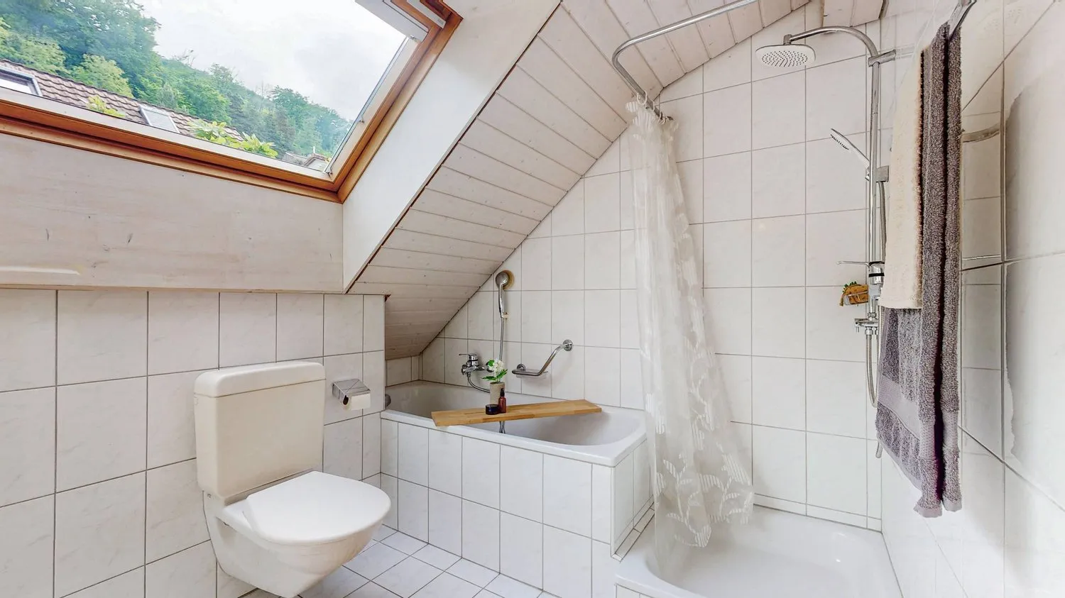 GEPFLEGTE 6.5-ZIMMER-DOPPELHAUSHÄLFTE MIT GARTEN UND BALKON