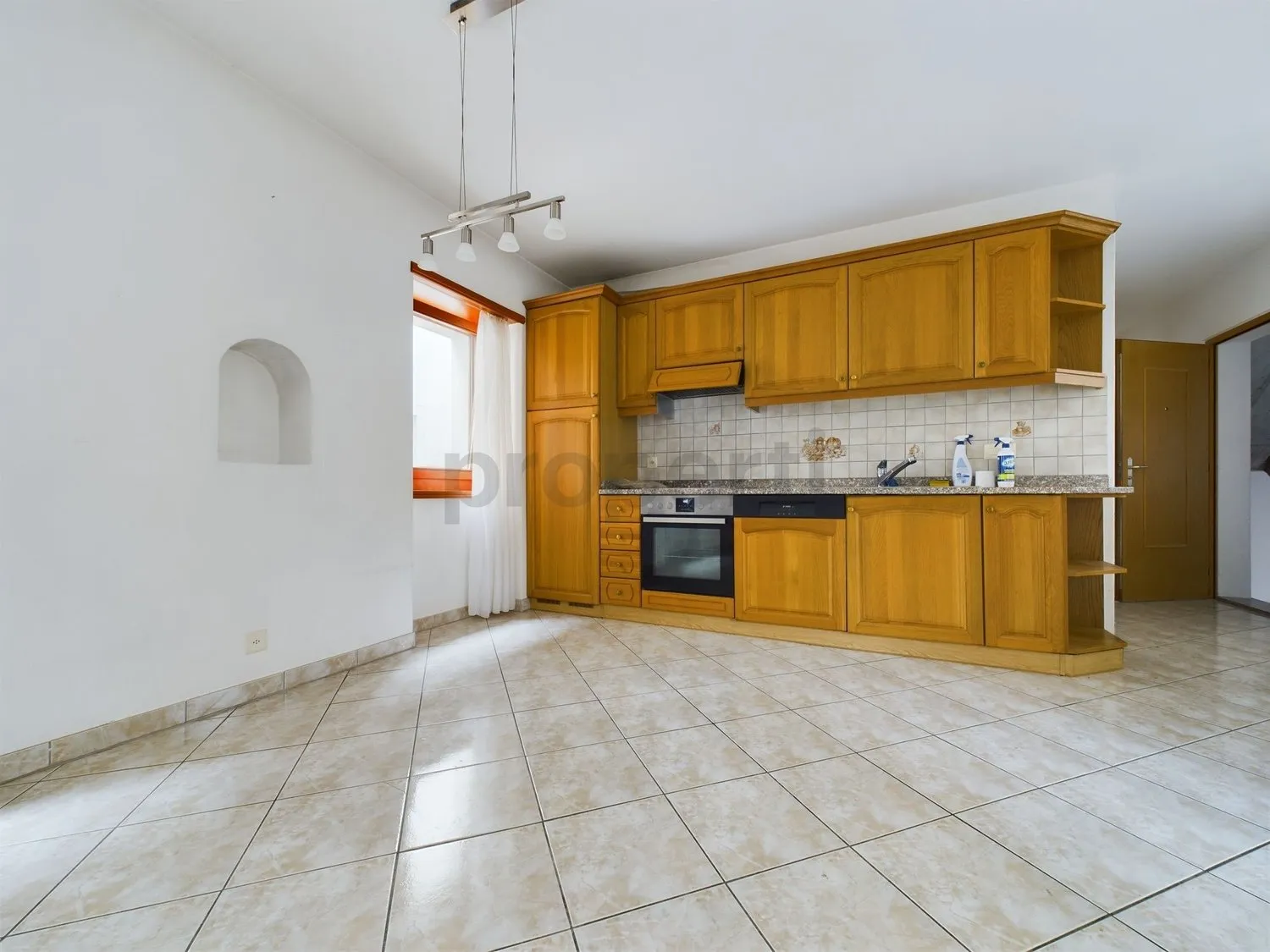 Gebäude mit 4 Wohneinheiten im Zentrum von Losone/ Vendesi palazzina di 4 unità immobiliari nel nucleo di Losone.