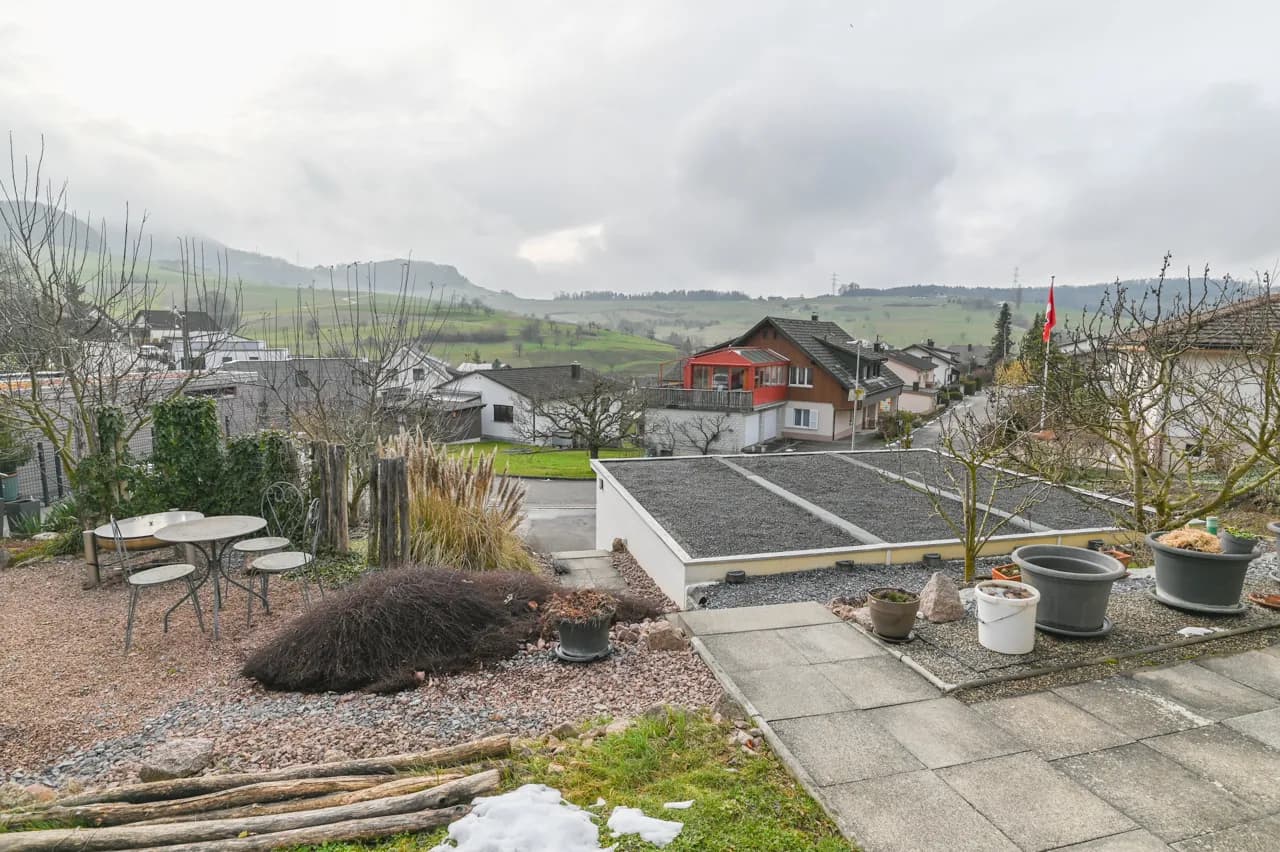 Sonnige Aussichtslage - Familienhaus mit grossem Parkplatzangebot