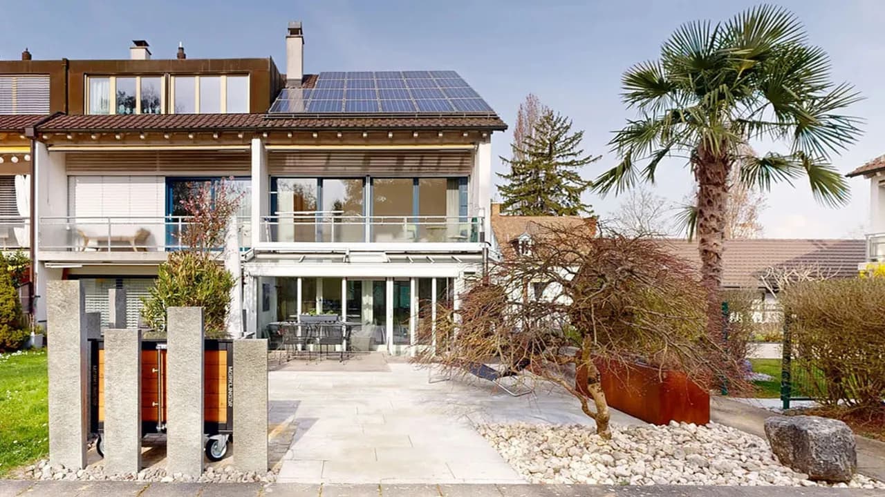 Helles 6.5-Zimmer-Reiheneckhaus mit zwei Einstellhallenplätzen