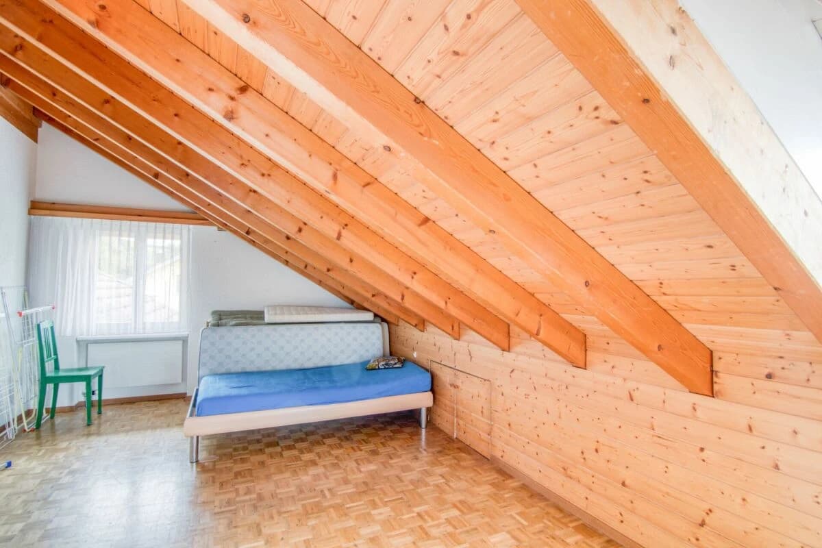 Grosszügiges 6.5-Zimmer-Einfamilienhaus mit Einliegerwohnung, Doppelgarage, 1'053 m² Gartenparadies und Weitsicht auf die Alpen