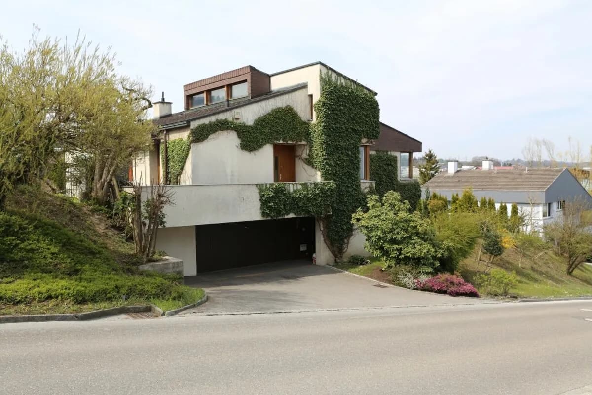 Villa mit Seesicht und mit separatem Bauland an sehr guter Lage.