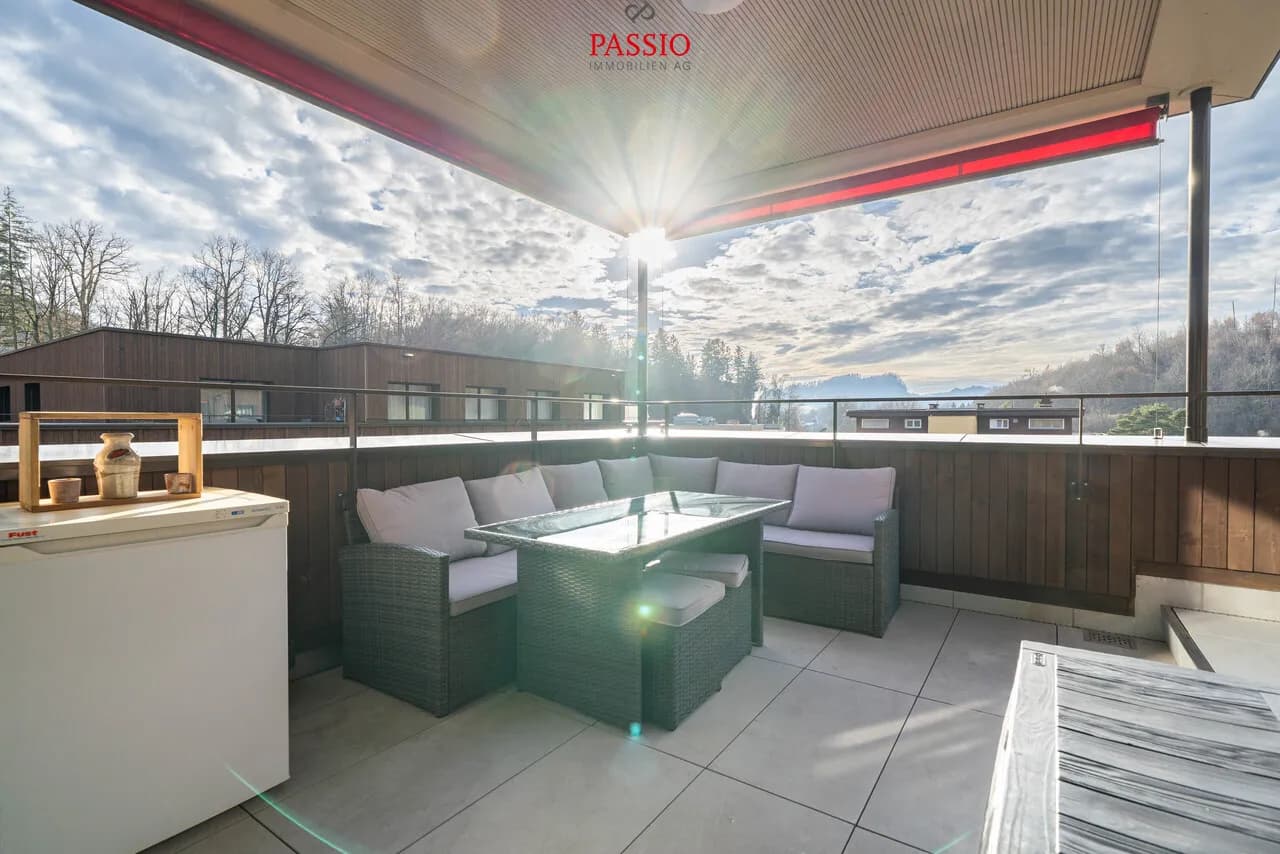 Moderne 3.5-Zimmer-Attikawohnung mit grosser Terrasse & Weitsicht
