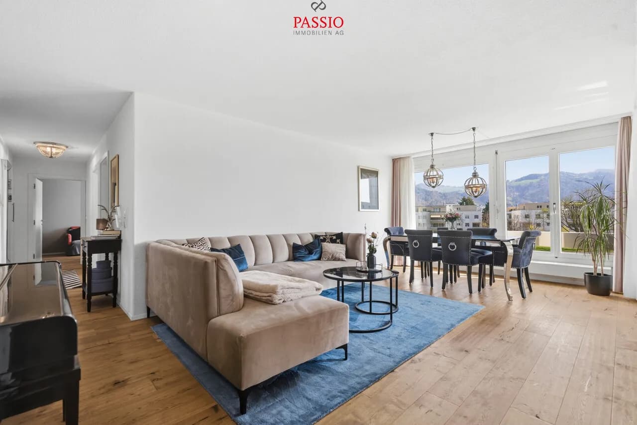 Sanierte 4.5-Zimmer-Wohnung mit Balkon und Alpenblick an bester Lage