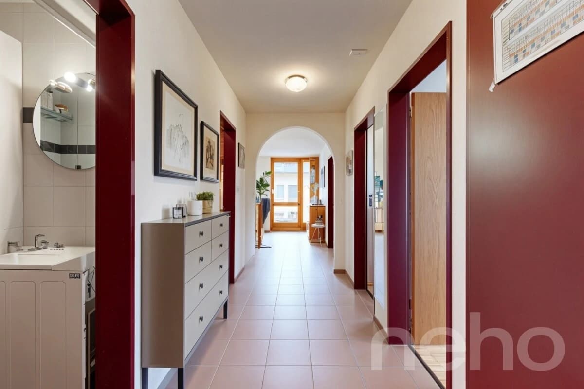 Helle 4.5-Zimmerwohnung mit Cheminée, Balkon, Grünblick. Nähe Thun.