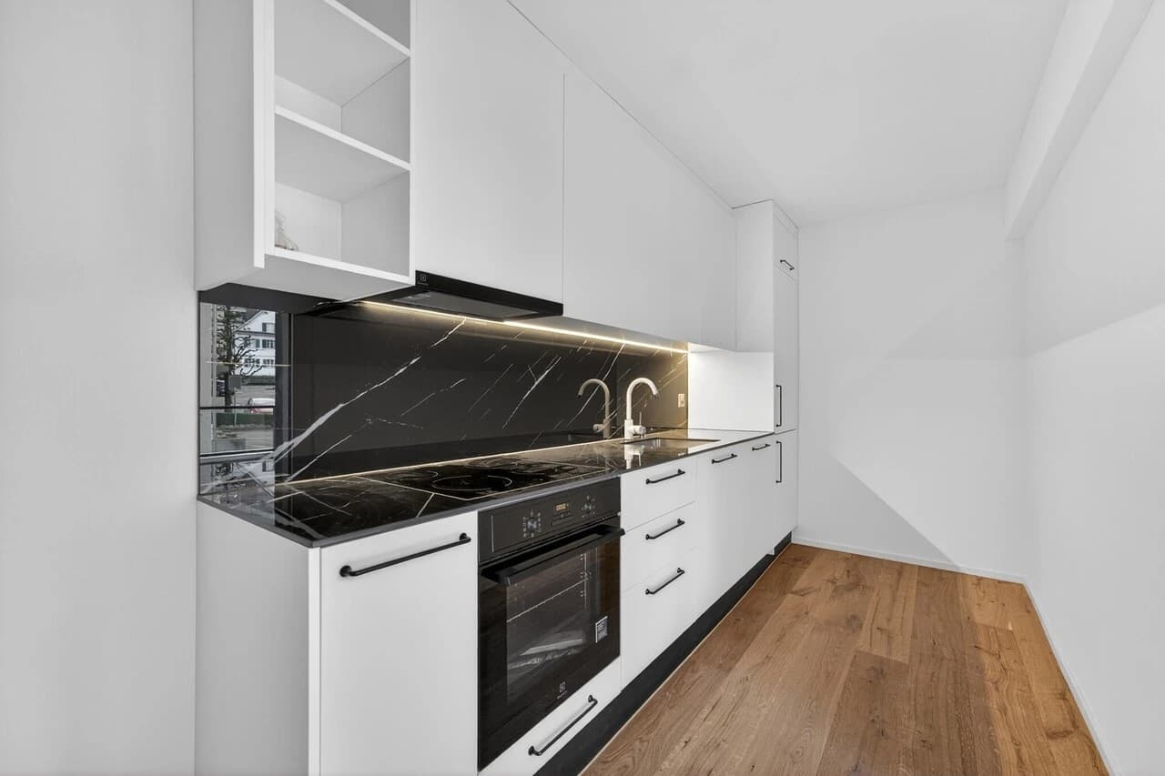 Erstvermietung: 2.5-Zimmer-Wohnung mit 2 Balkonen & Seeblick