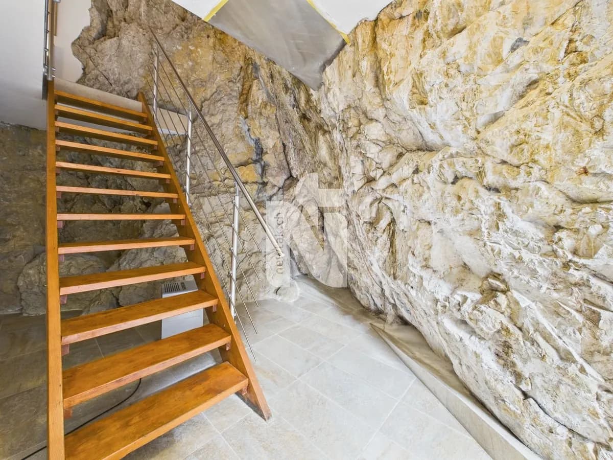 Charmante 2,5-Zimmer-Maisonette mit Terrasse, Ausblick und Naturfels