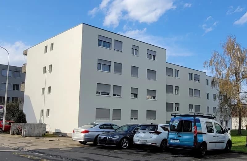 Grosszügig, sonnig und mit ATTRAKTIVEM PARKPLATZANGEBOT!