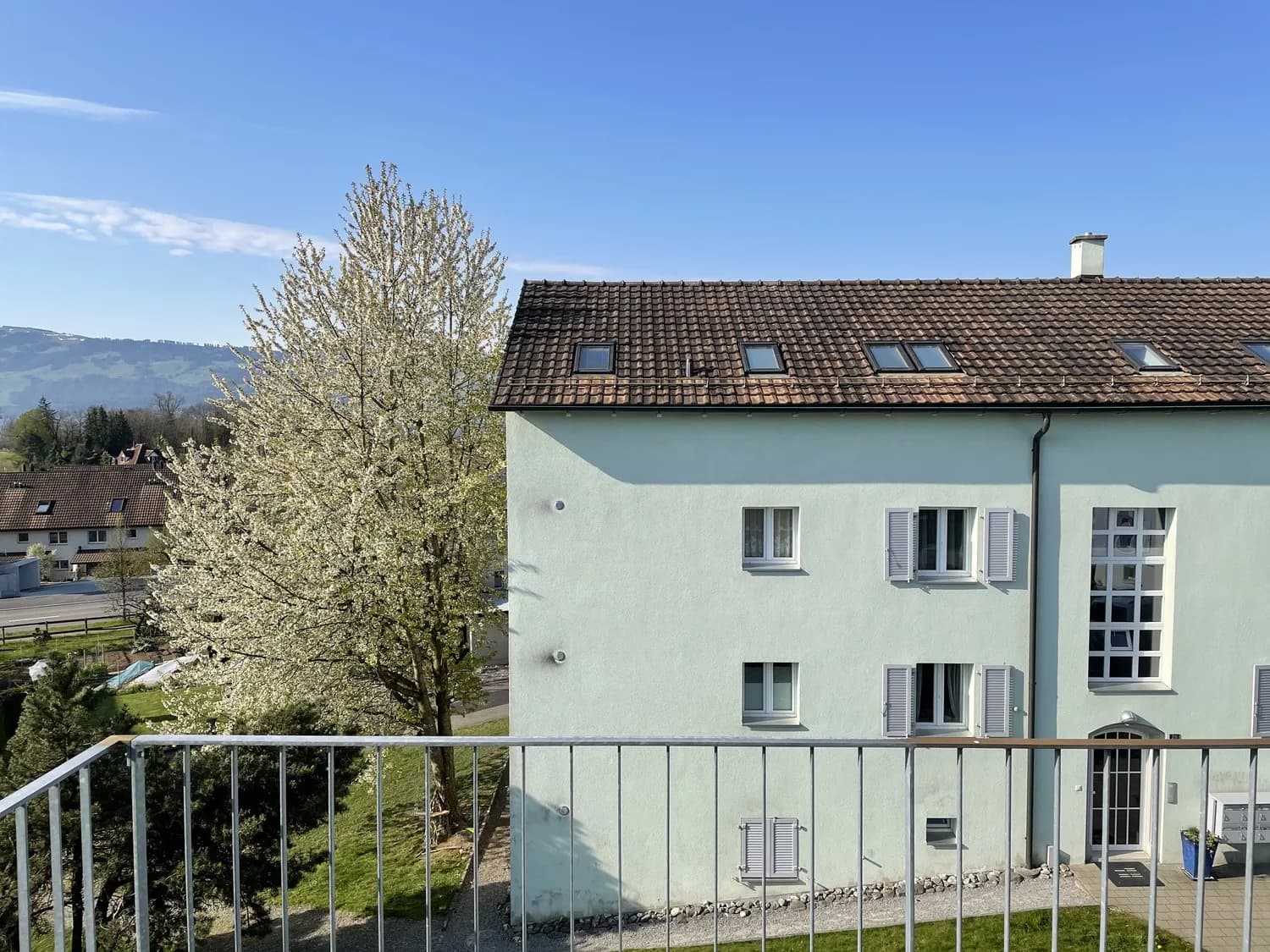 Helle, moderne Dachwohnung mit reizendem Umschwung!